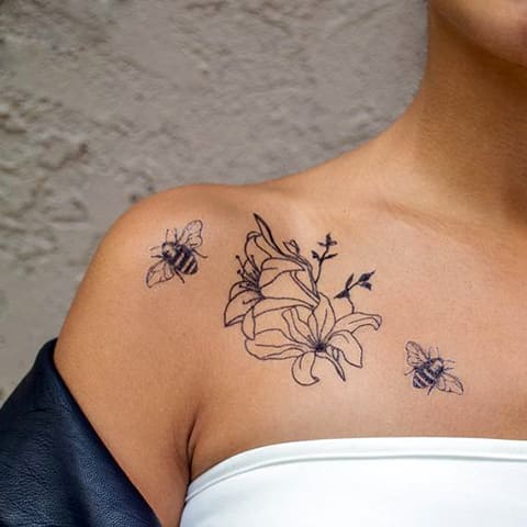 Tetovanie Lily na kľúčnej kosti