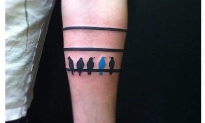 Lignes de tatouage avec des oiseaux