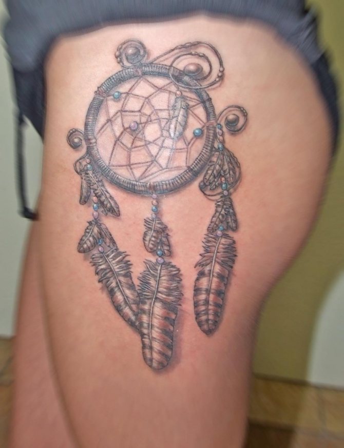 Tatuaj de un dreamcatcher pe șold