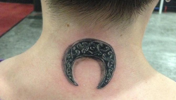 Moonraker hals tatovering