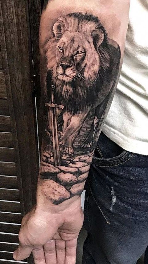 Liūto tatuiruotė ant rankos - motyvas vyras