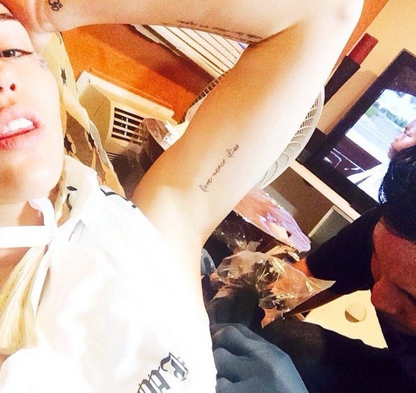 Miley Cyrusin tatuointi