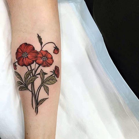 Mohnblumen auf dem Arm eines Mädchens - Foto