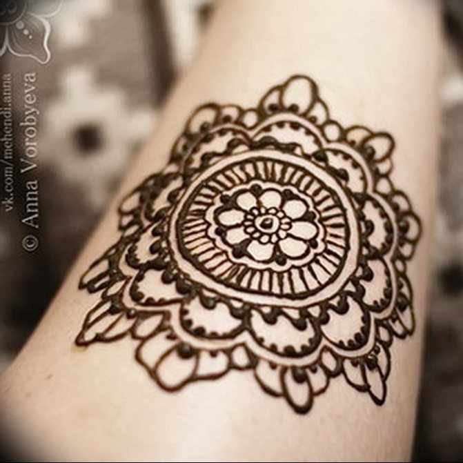 Mandala sort arbejde tatovering på underarm