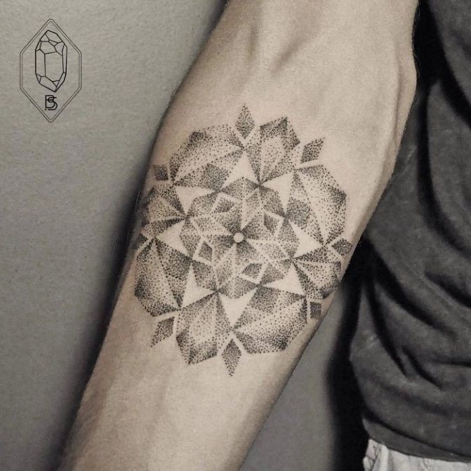 Mandala Dotwork tatuointi kyynärvarteen