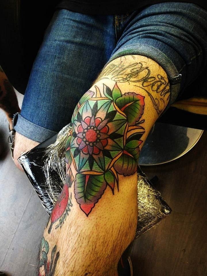 Tatuaggio mandala sul ginocchio maschile