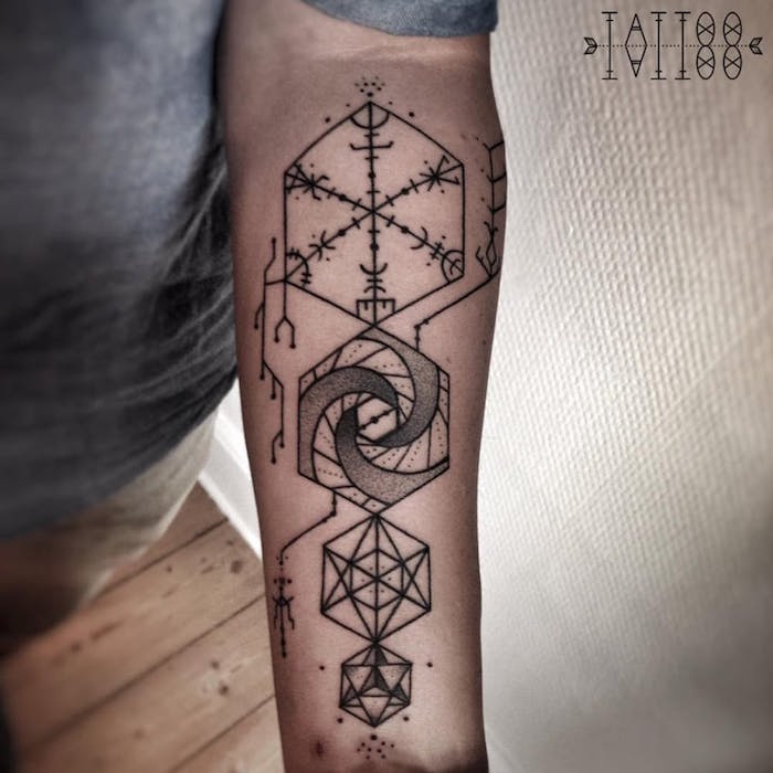 Tatuaggio mandala con rune sulla mano