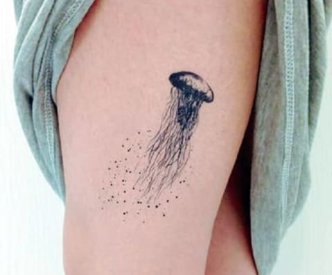 Medúza tetoválás a lány lábán