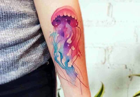 tatuaggio medusa acquerello sul braccio