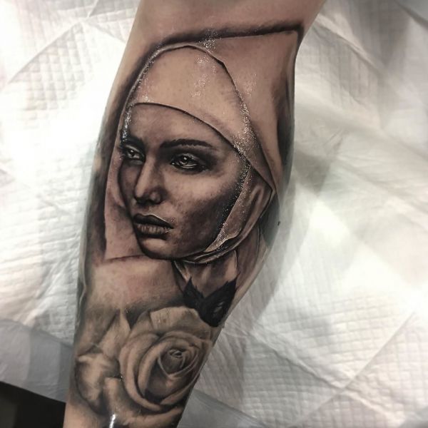 Tatuagem de uma freira com uma rosa sobre um caviar