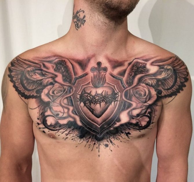 Tatuagem no peito de um homem