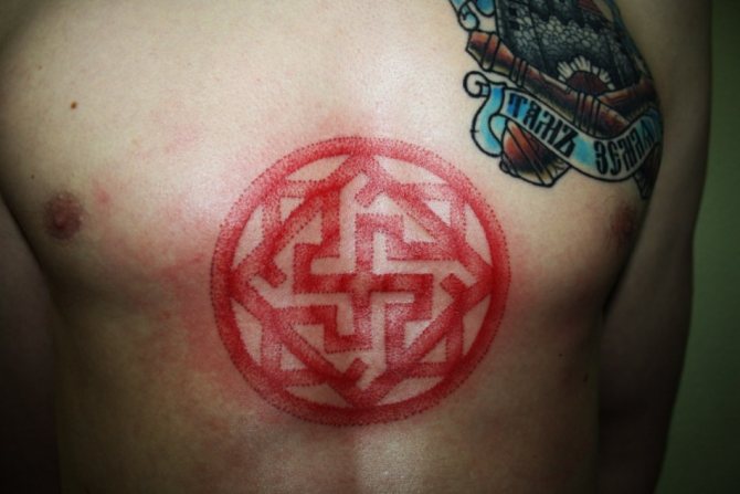 Férfi tetoválás a Valkűr amulettről