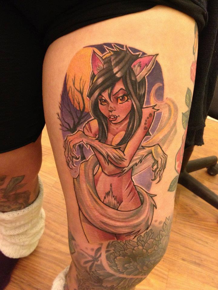 Τατουάζ ενός κοριτσιού λυκάνθρωπου στο μηρό του