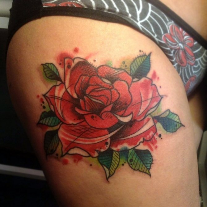 Tatuaj de un trandafir pe șold
