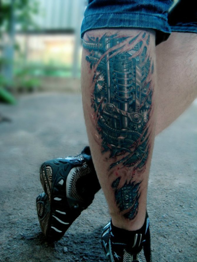 Татуировка на подбедрицата в стил биомеханика
