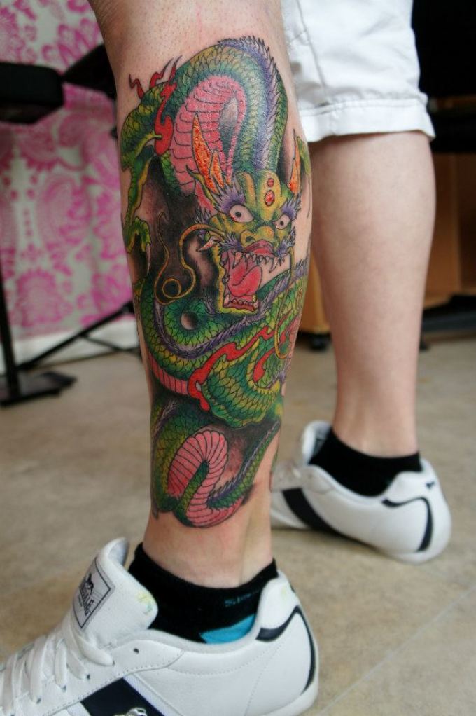 Draakoni sääre tattoo
