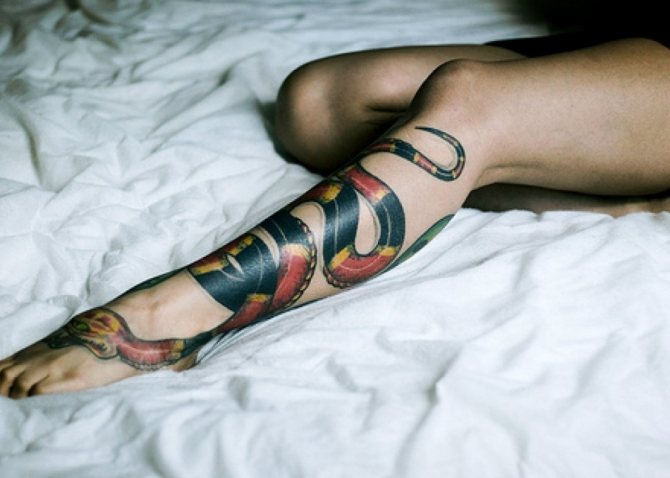 Slange tatovering på læggene