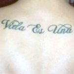 la vida es una lucha (животът е борба) татуировка на испански език