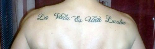 la vida es una lucha (het leven is een strijd) tattoo in het Spaans
