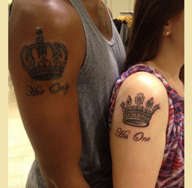 Latinsk tatovering for piger og drenge med oversættelse om familie: The one, the only