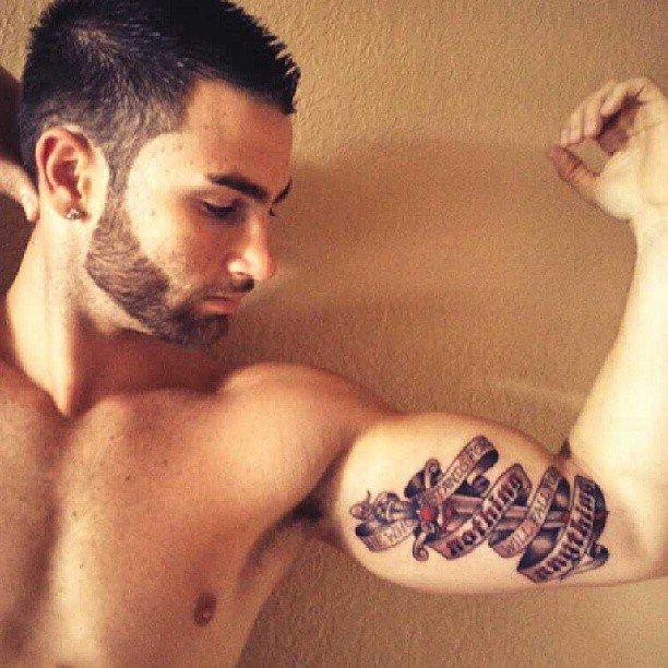 Tatuagem no bíceps esquerdo