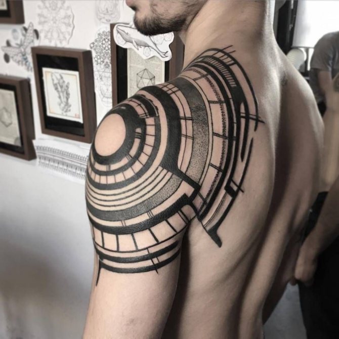 Tetovanie na ľavom ramene muža