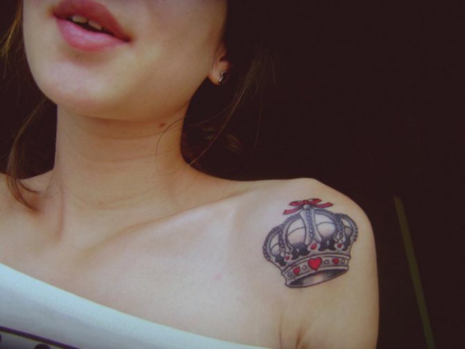 Tatuaggio sulla fronte di donna