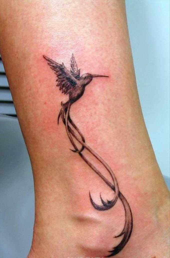 Tatuaggio di un colibrì sulla caviglia