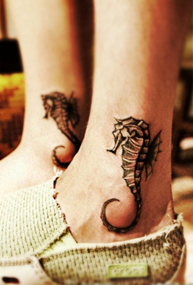 Merihevonen nilkka tatuointi