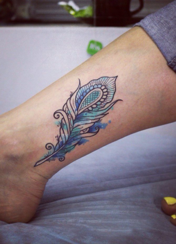 Tatuaggio alla caviglia con piume di pavone