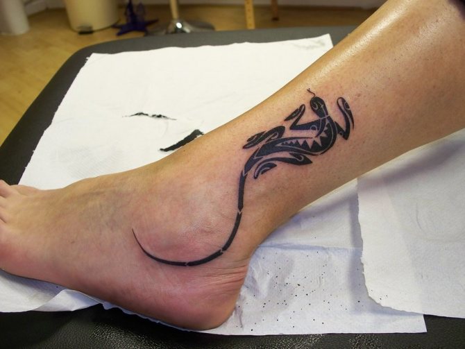 Σαλαμάνδρα τατουάζ στον αστράγαλο