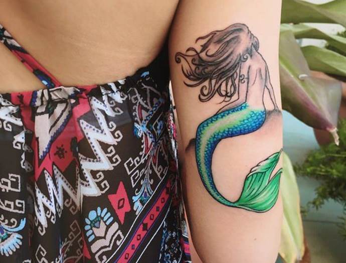 un tatuaj pe cotul unei fete