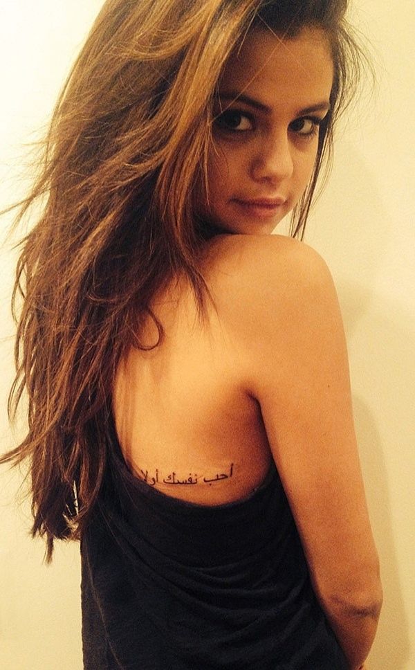Tatoeage op schouderblad, inscriptie van Selena Gomez