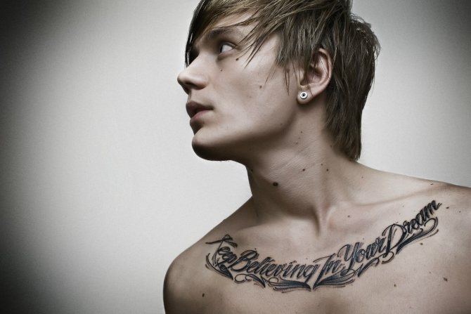 Tatuaggio sulle clavicole maschili