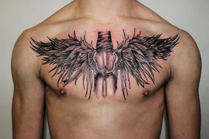 Tetoválás a férfi mellkasán