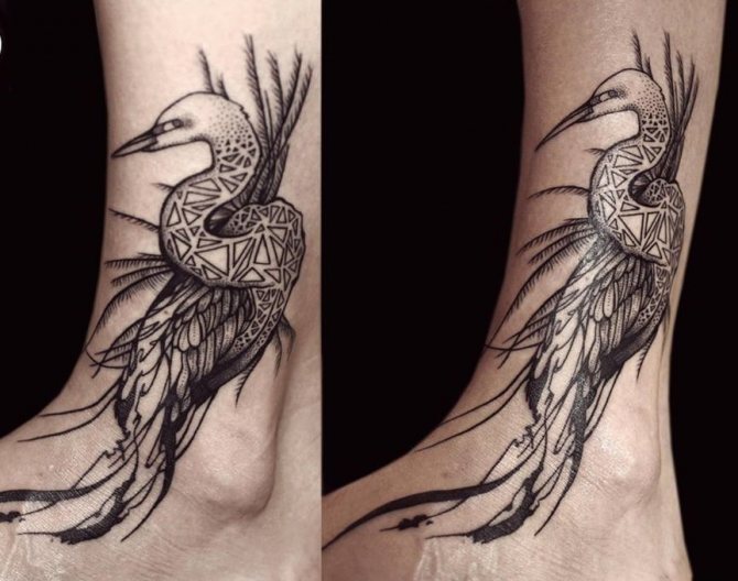 Τατουάζ ενός γερανού στον αστράγαλο ενός άνδρα