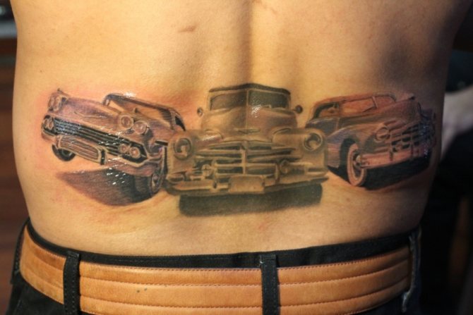 Tatuaggio di un'auto sulla parte bassa della schiena di un uomo