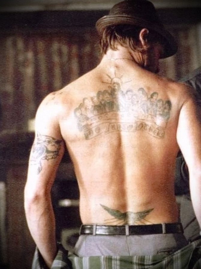 Tatuaggio di un uccello volante sulla parte bassa della schiena di un uomo