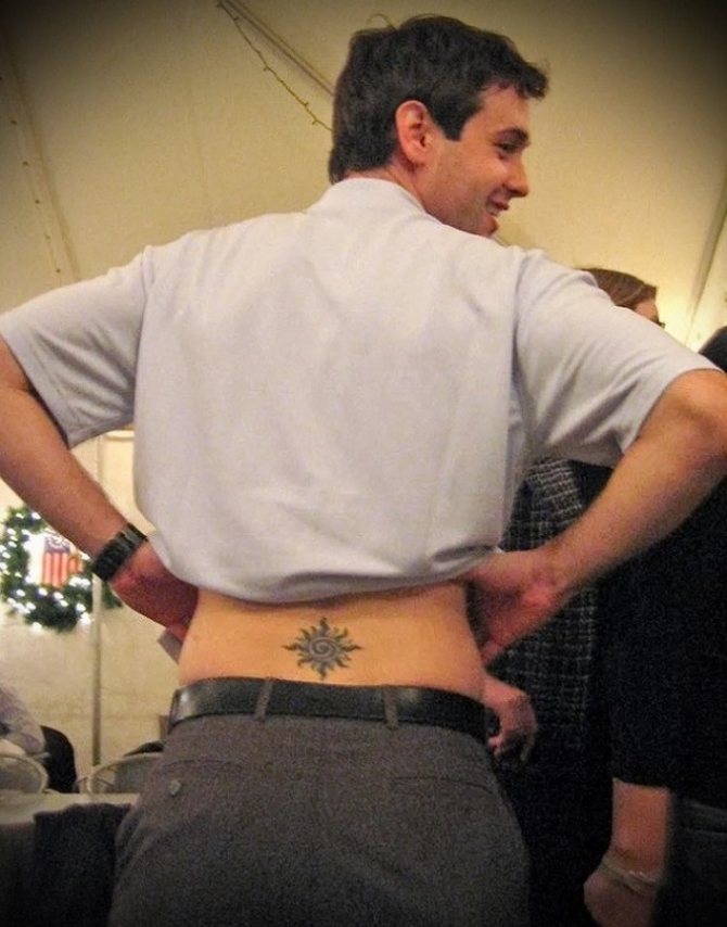 Tetoválás a férfi hátán