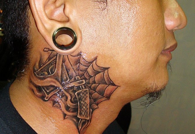 Tatuaggio sul collo maschile