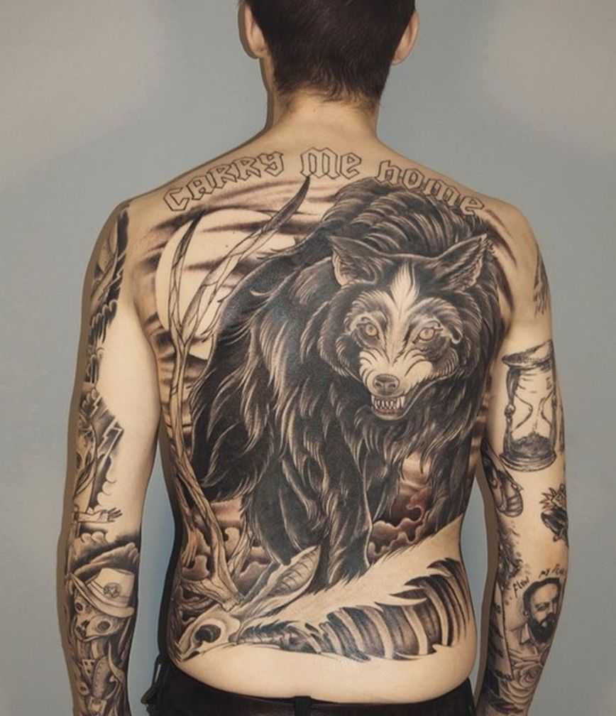 Tatuaj pe spatele bărbatului
