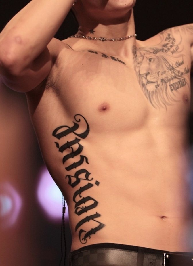 Tetoválás a férfi oldalon feliratként