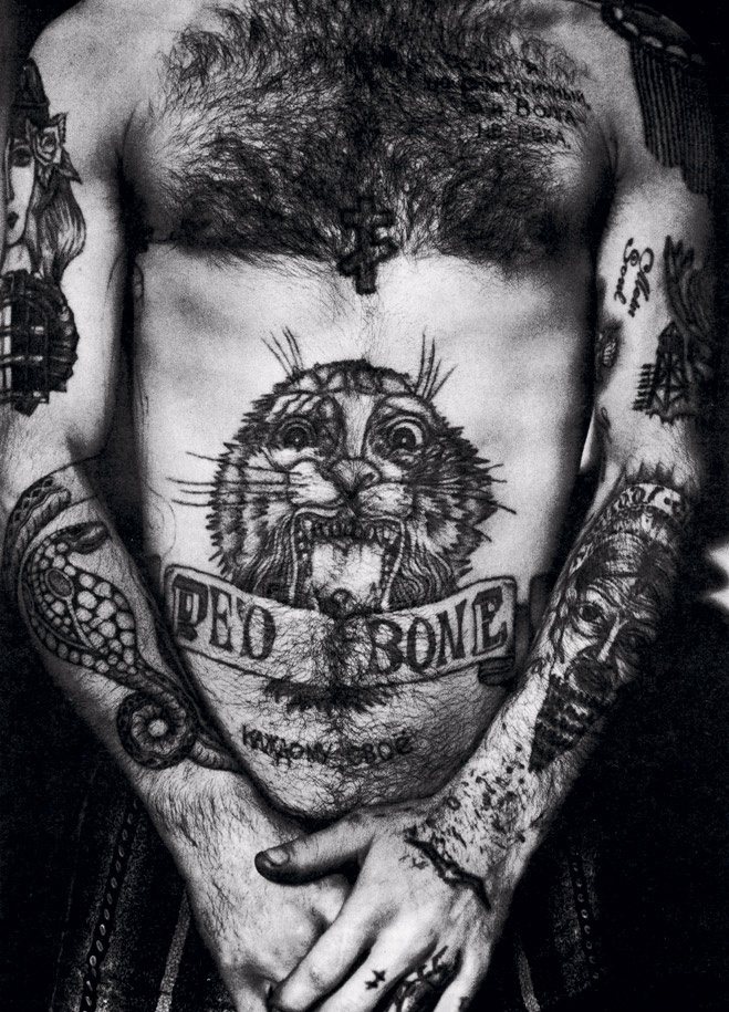 Tetovanie ako tiger na mužskom bruchu