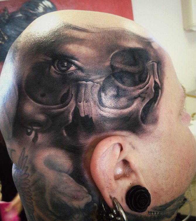 Tatuaggio sulla testa maschile