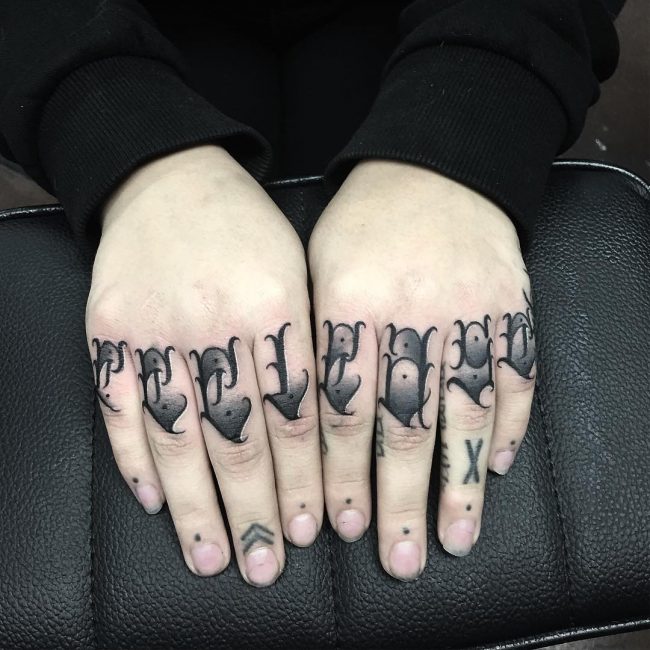 Tatuaj pe degete