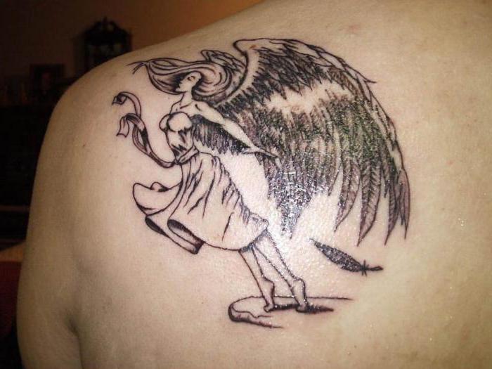 Angelo custode tatuaggio sulla spalla