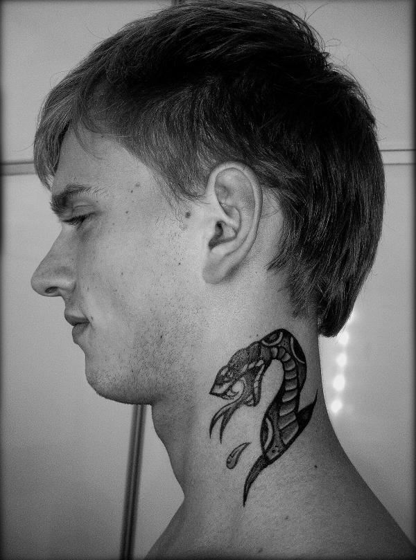 Татуировка за мъжки врат Serpent Neck