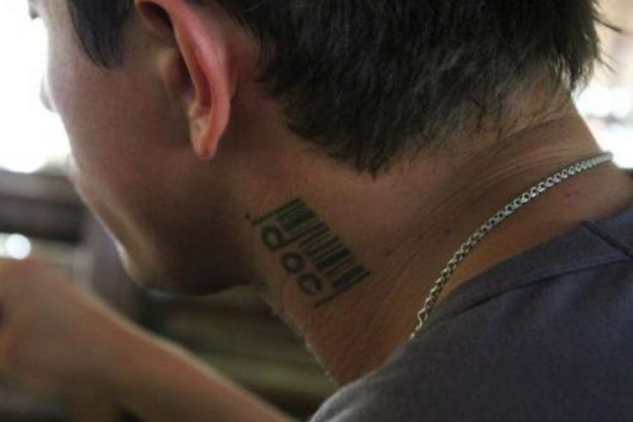 Tatoeage in de nek van een man in de vorm van een streepjescode