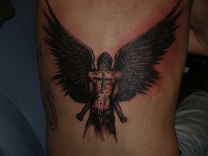 Angelo caduto tatuato sulla schiena di un uomo