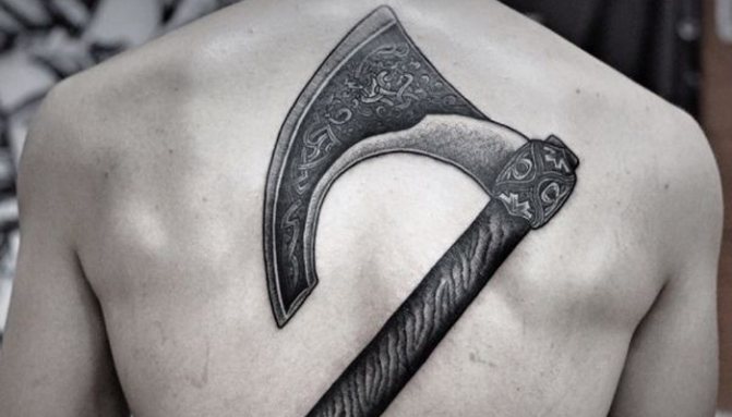 Tattoo van Bijl van Perun op zijn rug